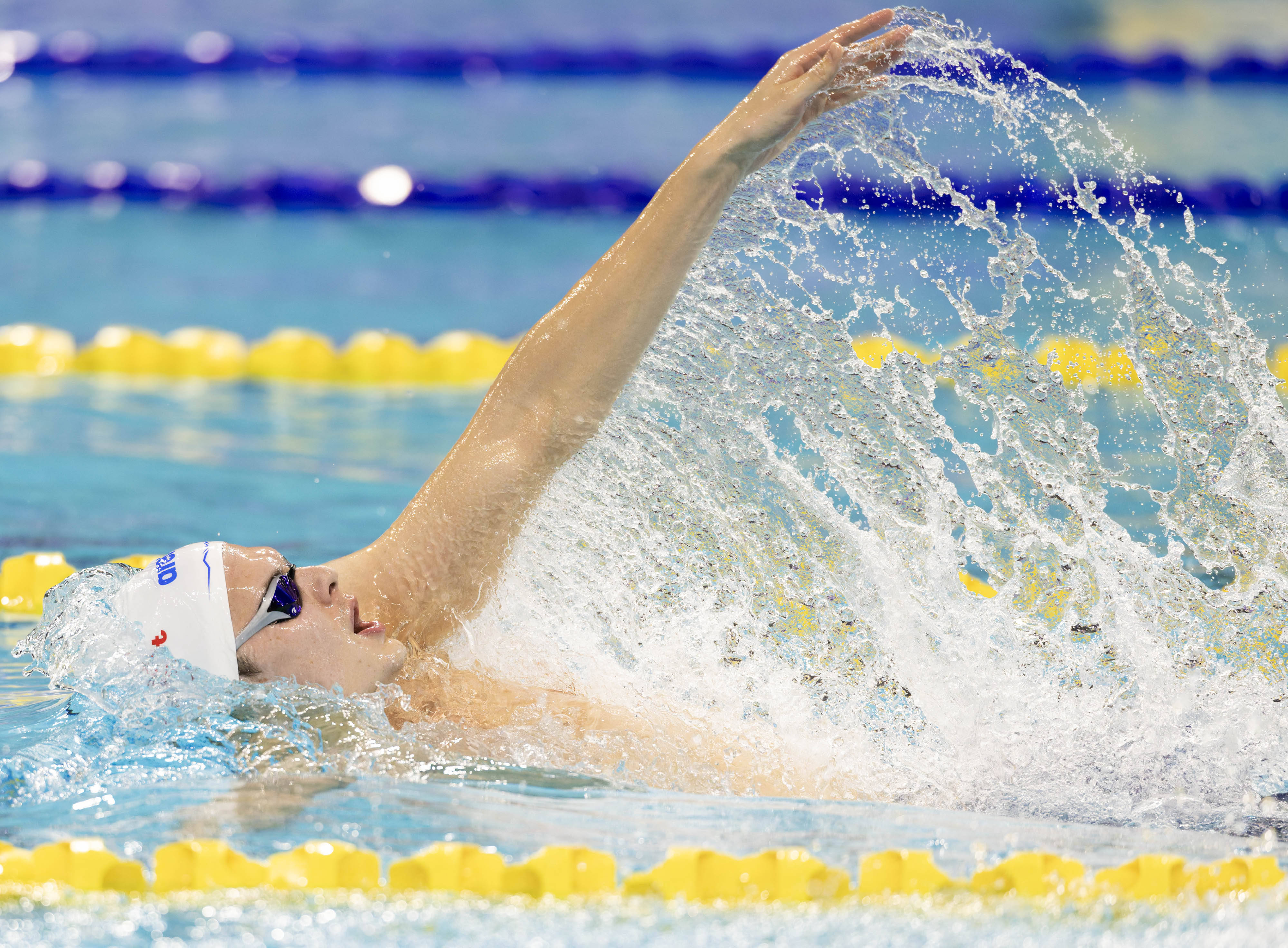 游泳选手刷新世界纪录,震撼全场 游泳选手刷新世界纪录,震撼全场