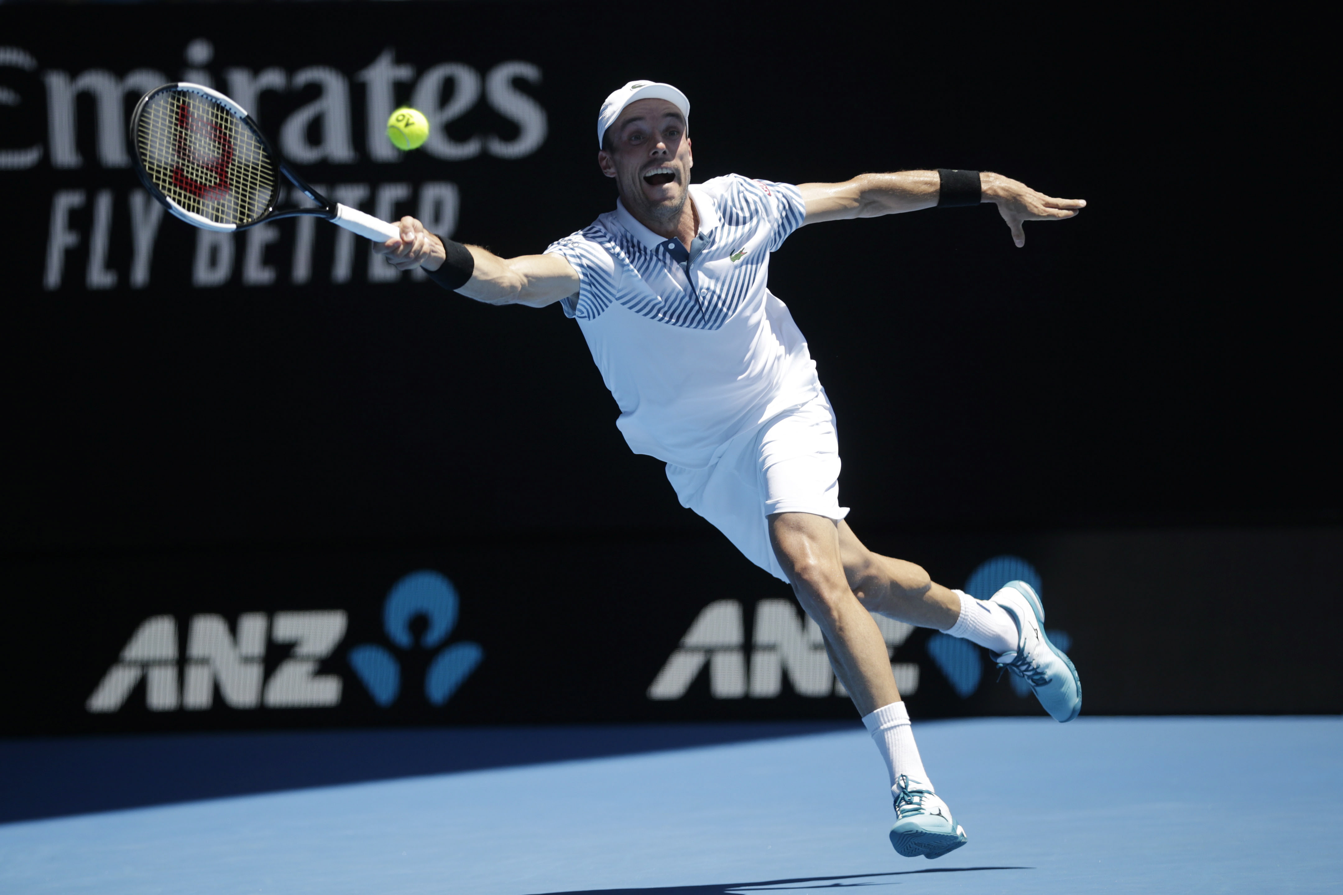 澳网轻取拉沃尔杯,西西帕斯点燃赛场 澳网轻取拉沃尔杯,西西帕斯点燃赛场